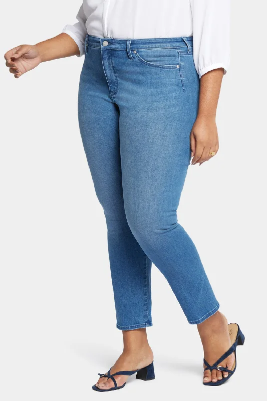 Le Silhouette Sheri Slim Jeans In Plus Size - Stunning