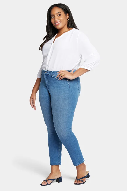 Le Silhouette Sheri Slim Jeans In Plus Size - Stunning